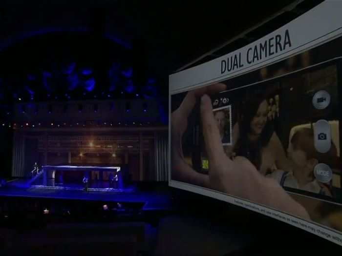 Samsung elaborates on "Dual Camera" mode, which takes a photo of the person taking a photo while he