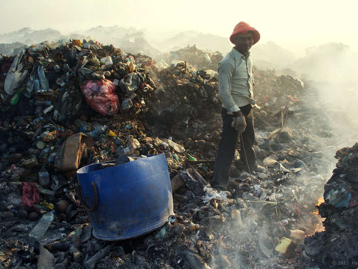 In December 2011, impatient boaters who started dumping trash into the lagoon instead of designated collecting areas created an overflow of garbage. This forced Malé city officials to temporarily close the island to conduct an emergency cleanup.