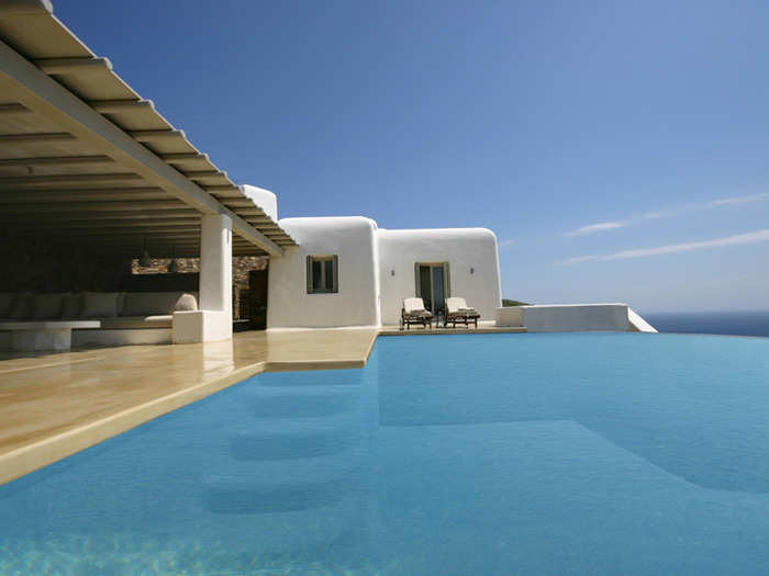 Minerva is situated in Mykonos, Greece. Starting at $1,500 per night, it has amazing views of the Aegean Sea. It has an infinity-edged private swimming pool and is right by the beach. Its style is based on white and off-white contrasts, giving it an open feel.