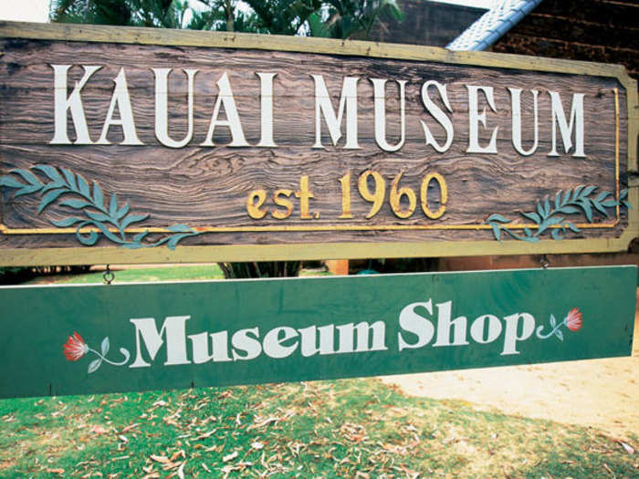 Hawaii has 73 museums, state monuments, zoos, an opera house, a ballet, and the Honolulu Symphony.