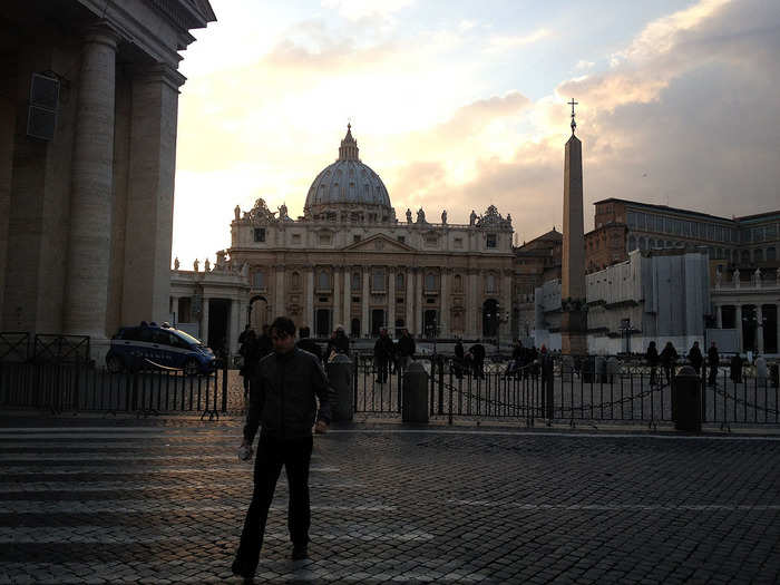 Finally, after about 30 minutes of walking, the dome is very close. In the foreground is St. Peter