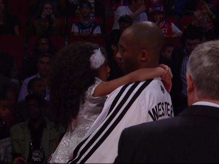 Kobe Bryant had a tender moment with his daughter at halftime