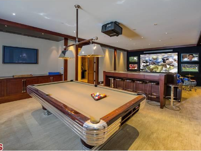 This Los Angeles home knows how to do entertainment the right way. When you