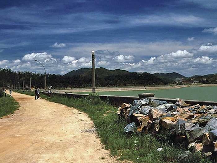 Shenzhen Reservoir, west side, 1980. My notes conflict with the slide sequence numbers. The notes state that we rode in the minibus from Shenzhen station to Shenzhen Reservoir upon arrival. 