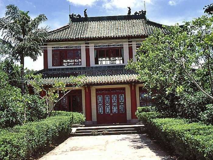 Restaurant at Shenzhen Reservoir, 1980. 