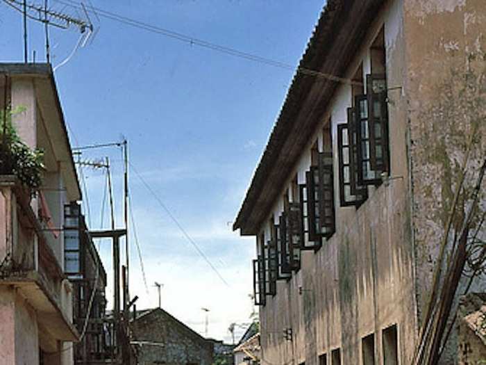 Residential lane, Shenzhen, 1980 Compared to Hong Kong, Shenzhen was a very quiet, sleepy place. This is part of the Luohu district today.