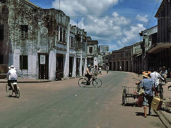 Luohu district, "then" (1980)  I certainly did not walk "very far" from the minibus. This area is therefore "not far" from Shenzhen station.