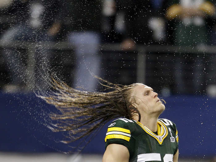 Packers linebacker Clay Matthews whips his hair