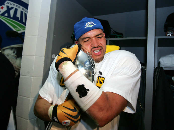 Steelers linebacker James Farrior hugs the Lombardi Trophy