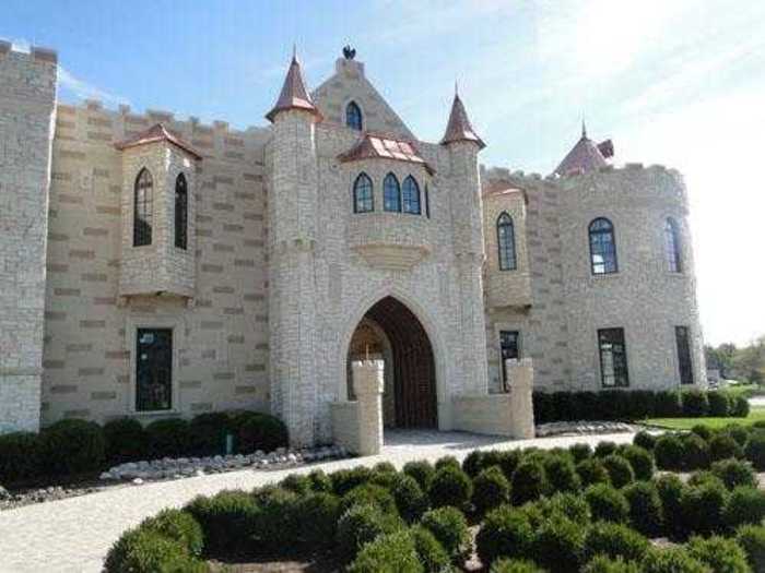 Find a huge, indoor courtyard in this castle.