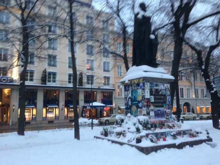 The statue of a famous Bavarian just in front of the hotel has an odd feature...