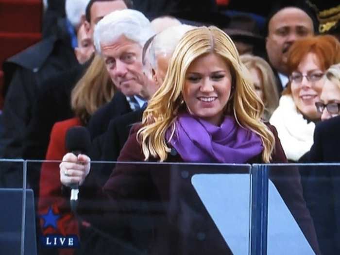 Bill Clinton photobombs Kelly Clarkson.