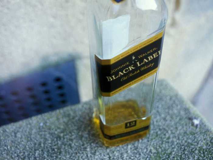 Johnnie Walker Black Label Deluxe Blend Scotch Whisky 12 YO