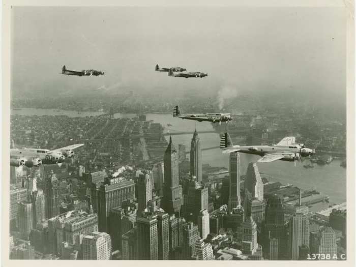 1939 - US Army airplanes fly over Manhattan.