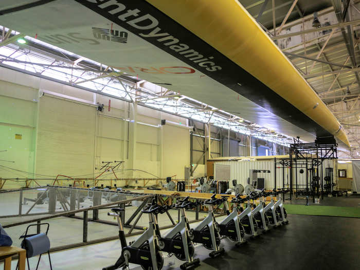 Even crew workouts are performed beneath the sail from the boat outside. The focus here is on winning September