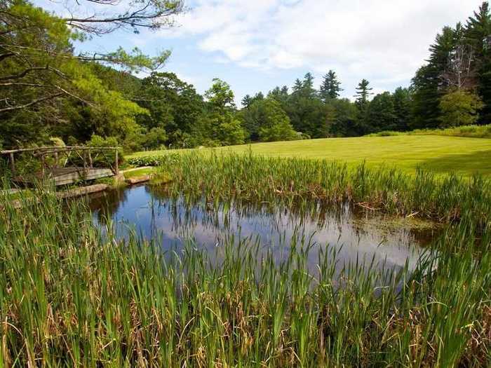 The estate features ponds.