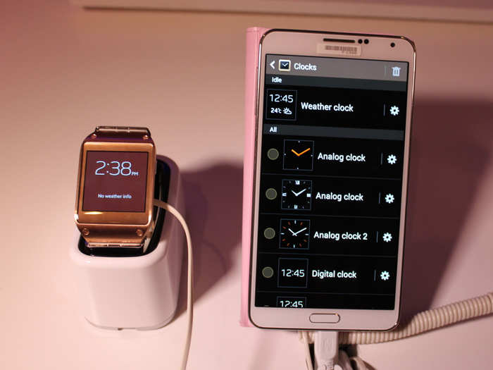 The Gear Manager app lets you change the kind of clock that appears on the Galaxy Gear screen.