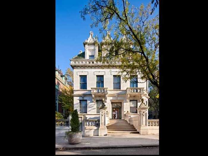 The Schinasi mansion was built in 1909 by William Tuthill, the same architect who designed Carnegie Hall. The home is four stories tall and it has an English basement.