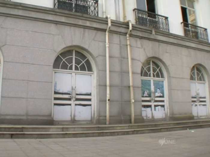 But at the Champs-Élysées square of Tianducheng shops are empty and boarded up.