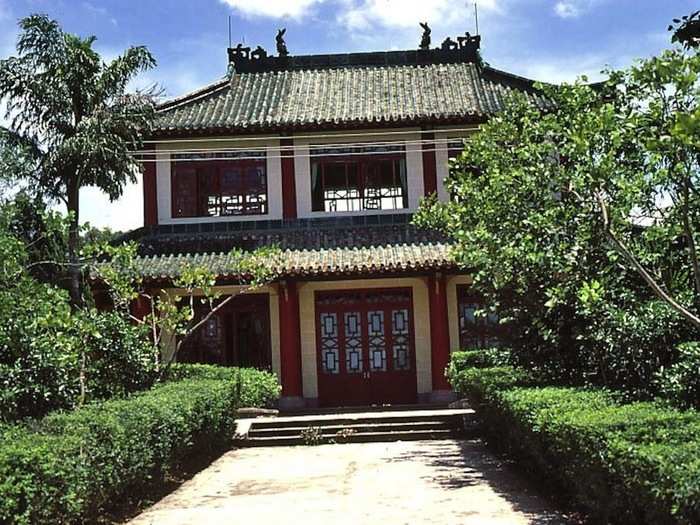 "Restaurant near reservoir. Notes state that the tour group had a good multi course Chinese meal."