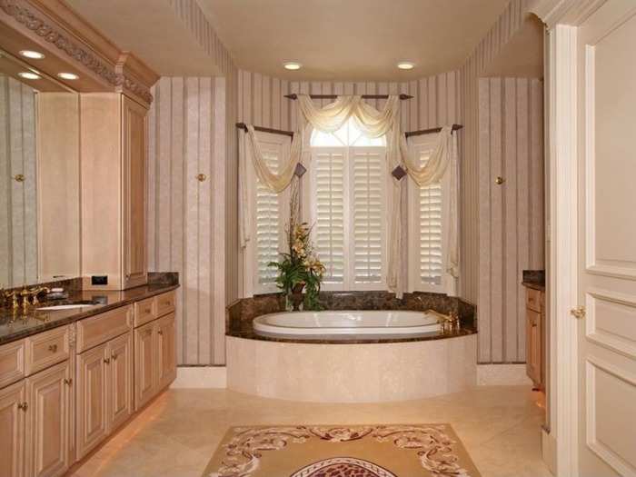 Bathroom with Jacuzzi tub