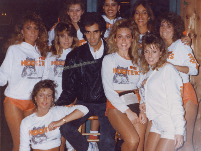 David Copperfield poses with Hooters girls.