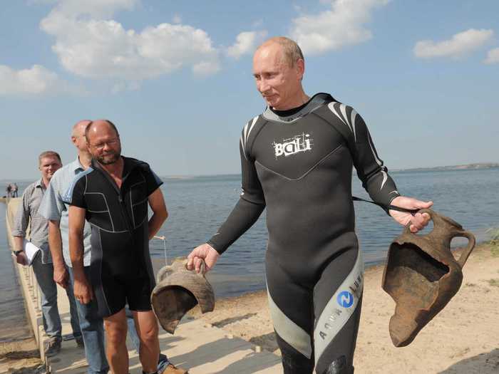 The hunt was "successful," given that Putin found two amphorae that were placed there by the archaeologists before hand.