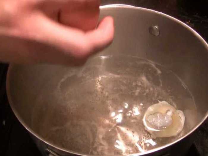 Now let the egg sit, without stirring the water. Leave it for exactly four minutes. If it looks like it