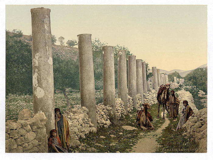 There are ruins of an ancient colonnade in Samaria.