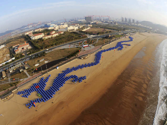 To set a brand new Guinness World Record for "the largest jigsaw made of tents," 900 tents were placed on a beach in Qingdao, Shandong province in China in October 2012 to form a Chinese dragon.