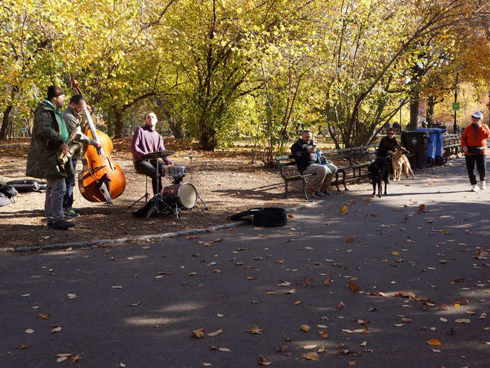 Jazz sessions along the path are common.