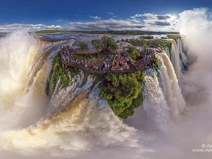 Igauzu Falls, on the border of Argentina and Brazil, is considered one of the Seven New Wonders of the World.