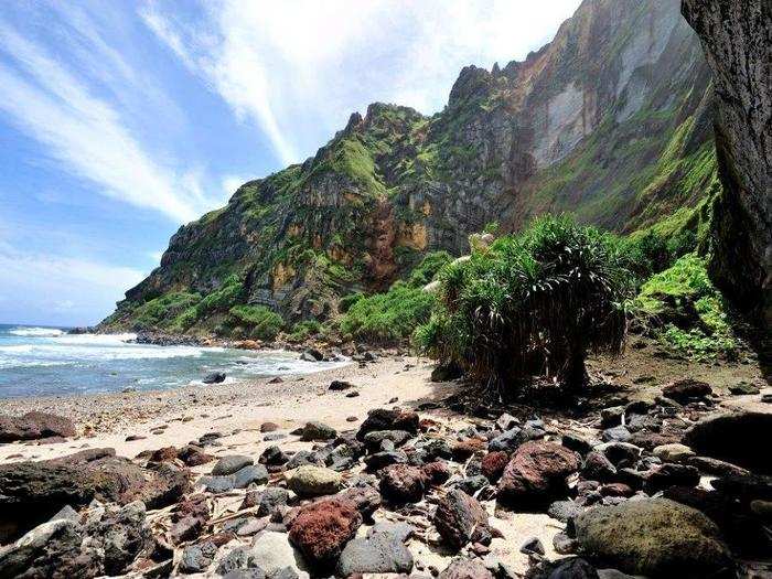 There is only one sandy beach, located right next to the petroglyphs.