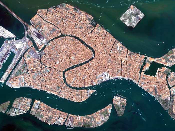 Another image from Ikonos-2 shows Venice