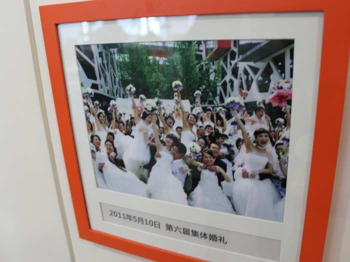 On the walls, there were photos from company events – like the annual wedding ceremony held at Alibaba HQ…