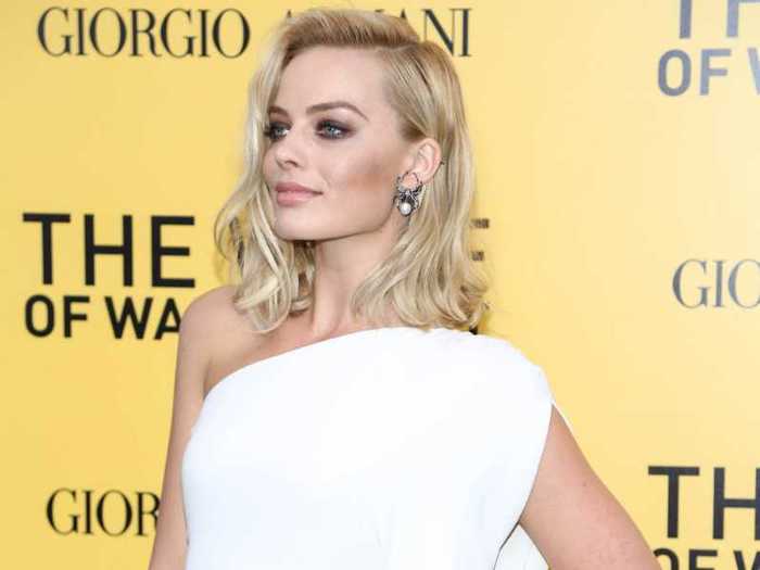 Australian actress Margot Robbie, who plays Nadine Belfort, looked stunning in a one shoulder white evening gown. Yes, those earrings look like spiders.