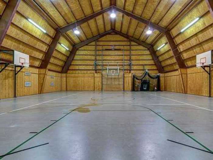 Move a whole basketball team into this barn.