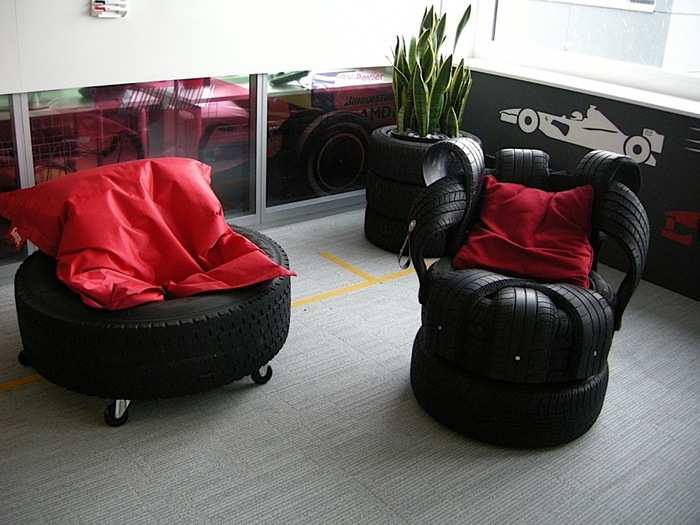 Tire chairs in a conference room.