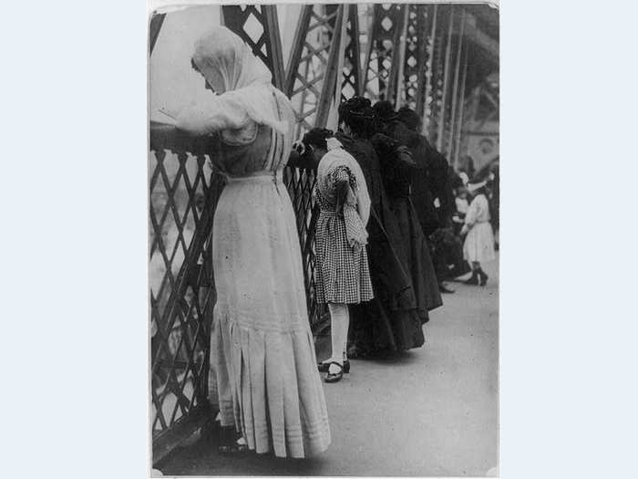 1909: Jewish women pray along the Williamsburg Bridge in New York City on New Year