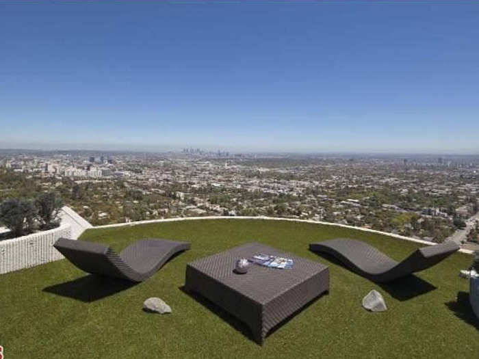 Plus a great panorama of the surrounding city of Los Angeles.