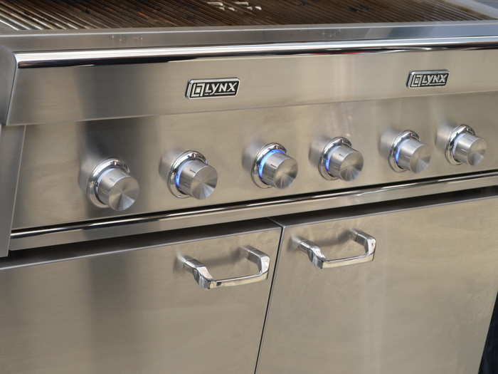 On a traditional grill, if you turned these front knobs they would control a mechanical valve right behind them that opens or closes to control the heat. On the smart grill, these nobs are connected by wire into a set of valves at the rear and at the bottom.