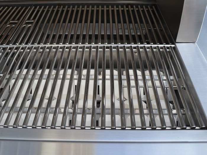 Jutting from the right side is the temperature probe that gives feedback to the machine about how hot the grill is, so that it can maintain the correct, constant temperature throughout the cooking cycle but adjusting those valves manually.