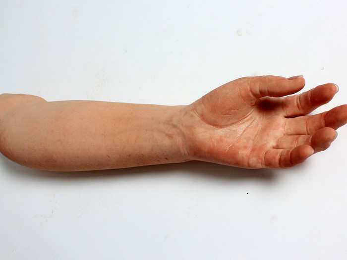 "Creases, blemishes, freckles and veins can be reproduced," de Oliveira Barata writes on her website. You can see the realistic creases in the palm of the hand below.