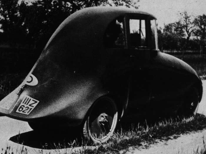 Jaray designed the very first streamlined car (not mass-produced) in 1922, the Ley T6.