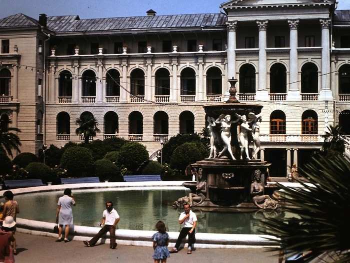 Like many of the other places of leisure that were built in Sochi in the 1930s, it was made to look like a Greek temple, complete with sculptures and imposing columns.