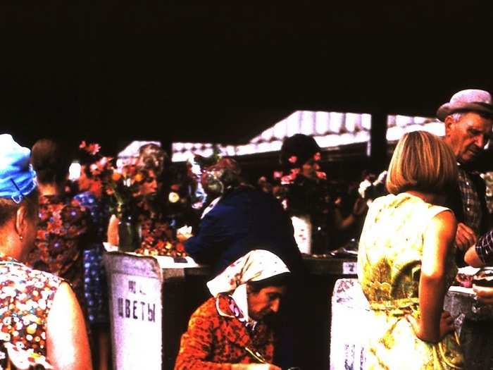 Women sold flowers in the Central Market, open every morning except Monday.