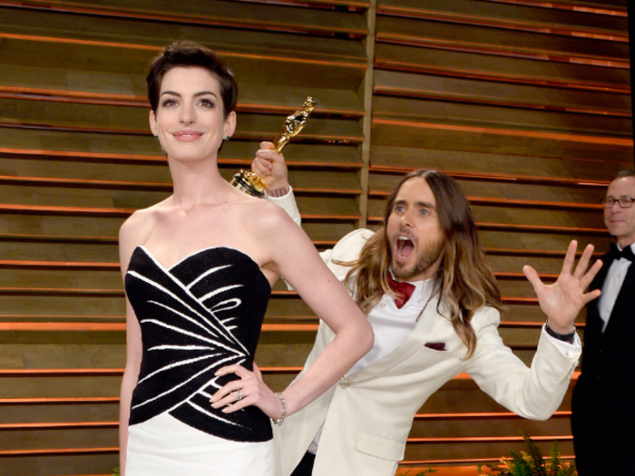 Best Supporting Actor winner Jared Leto photobombed Anne Hathaway.