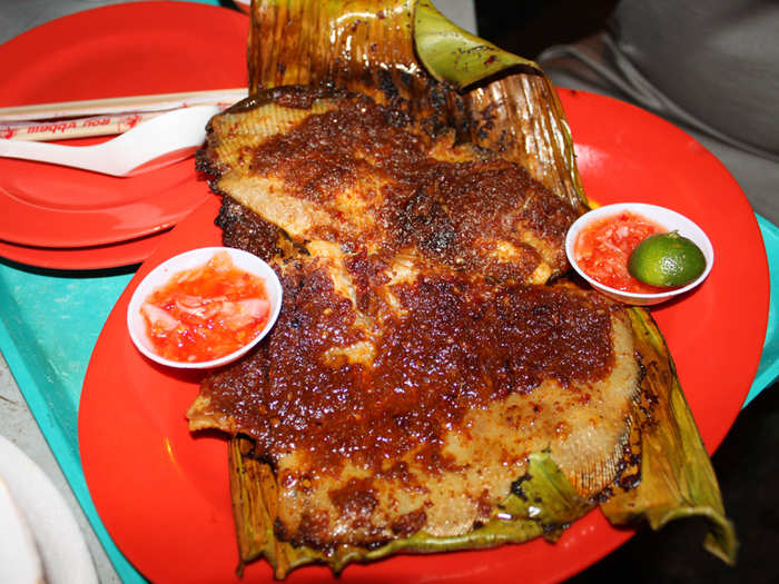 Barbecue stingray with chili sambal is another iconic Singaporean dish. The stingray is coated in a spicy chili sauce, wrapped in a cleaned banana leaf, and grilled for a smoky, spicy, and delicious flavor.