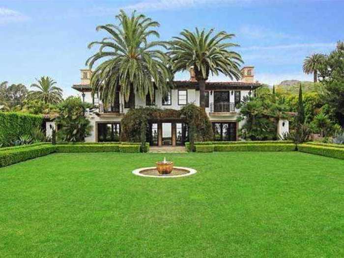 This well-landscaped villa has unobstructed views of the Pacific Ocean.