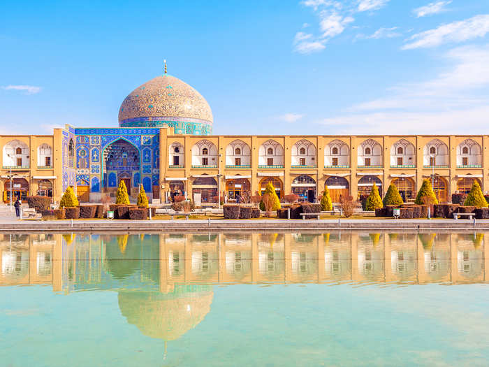 There are also gorgeous mosques here, like the dreamy Sheikh Lotfollah Mosque.